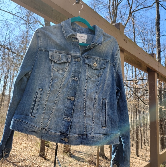 Torrid DENIM TRUCKER JACKET Light Blue Wash 0X - Picture 4 of 12